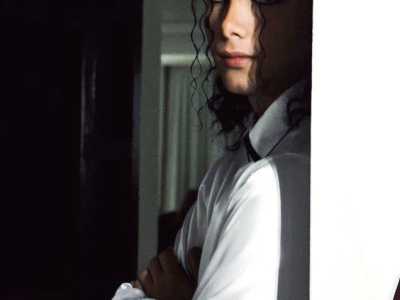 Giorgio ha i tratti somatici molto simili a Michael Jackson. Per renderlo un sosia gli basta truccarsi un po�, ma in modo molto leggero: matita, fard, fondotinta ed eyeliner